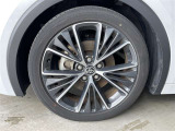 純正アルミ。タイヤサイズは195/50R19、現在は夏タイヤ装着で残り溝は約5ミリです