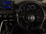 【ハンドル】運転にかかわる様々な操作を安全に行えるように視点移動が少なく操作性に配慮されたスイッチ類が凝縮されたコックピットです。