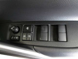 パワーウィンドウスイッチで運転席から全席の窓の開閉ができます。