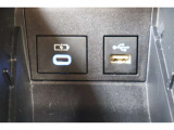 データ通信/給電用と、給電用(Type-C)のUSBポートが装備されています。車内にあると便利なアイテムですね!
