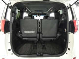 三列目シートは、折りたためますので大きなスペースが出来ちゃいます。キャンプ用品など大きな荷物もばっちり収納可能です♪
