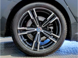 BMWの純正アロイホイールは軽量かつ強度にも優れているホイールで走行性能を引き上げる設計になっております。足元にもBMWは妥協がなくこだわっている個所になります。