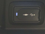 こちらのクルマはUSB接続コネクタも装備されています♪スマホの充電などにお使い下さい。ご旅行中での充電切れも、これなら心配いりませんね!