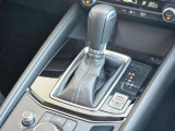 【オートブレーキホールド】停車中にブレーキペダルから足を放しても、ブレーキを自動的に制御して、車両の停車状態を保持する機能です。信号待ちなどの停車時に運転者の負担を軽減します。