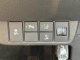 パーキングセンサーもついておりますので駐車などが苦手な方も安心して運転が可能です。