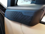 【MERIDIANシグネチャーサウンドシステム 】フロント/サイド/リアスピーカーとデュアルチャンネルサブウーファーを採用したMeridianサラウンドサウンドシステム