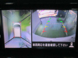 アラウンドビューモニターが駐車をアシスト☆4つの高解像度カメラで車の周囲を撮影。ミニバン、SUVなどの死角の駐停車も驚く程楽です!バックカメラは、車庫入れの時は勿論、後方の安全確認もできて安心です♪