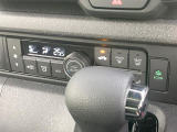 【オートエアコン】一度お好みの温度に設定すれば、車内の温度を検知し風量や温度を自動で調整。暑い&hellip;寒い&hellip;と何度もスイッチ操作をする必要はありません。快適な車内空間には必須の機能ですね♪