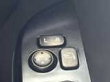 【電動格納ミラー】サイドミラーは電動格納式となっており、狭い駐車場でもキズがつくリスクを抑えられます。