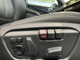【メモリー機能付きパワーシート】運転手が代わってもボタン一つで設定ポジションに。常にご自身のドライブ設定が整います。