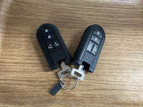 【スマートキー】 スマートキーを携帯していれば、ドアハンドルのボタンを押してロックの解除ができ、パワースライドドアもワンタッチで開閉できます。