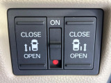 【両側パワースライドドア】スマートキーや運転席のスイッチで後席両側スライドドアの開閉が可能♪電動だから力を入れてドアを開ける必要が無く、小さなお子様でも簡単に開け閉めでき快適です♪