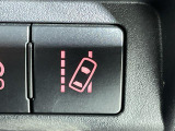 【レーンディパーチャーアラート(LDA)】クルマが車線または走路から逸脱する可能性がある場合に、ブザーまたはハンドルの振動により注意をうながします。機能には限界があるためご注意ください。