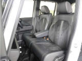 運転席と助手席は足元が繋がっているので自由に行き来しやすいので駐車場が狭いときでも助手席側からスムーズに乗り降りできて便利!