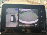真上から見下ろすような映像で、車庫入れや縦列駐車時に、自車と駐車位置の関係をひと目で確認でき、スムースな駐車をサポート。動く物を検知してお知らせすることで、発進時の安全確認もサポートします。