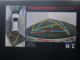 パノラミックビューモニター付きです。車両を上から見た様な映像を画面に表示。運転席からの目視だけでは見にくい、車両周辺の状況をリアルタイムでしっかり確認出来ます。