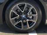 BMW純正18インチホイール。洗練されたデザインで、足元の個性を引き立てます。