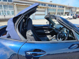 低いボンネットフードは低く鋭いスポーツカーらしいノーズ先端を表現するとともに、良好な運転視界を得ることができます。この低重心スタイルは高い運動性を予感させ、非日常性も表現しています。
