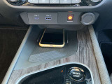 ワイヤレス充電器(ただいま充電中)