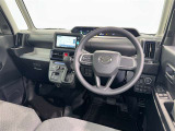 運転席まわりです。 各操作スイッチは使いやすい位置に配置されてます。
