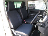 ゆとりの空間を確保。運転席は様々な体型のドライバーを想定しており、ドライビングポジションの調整が可能です。