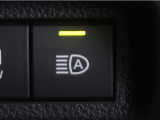 オートマチックハイビームとは、先行車や対向車のライトを認識し、ハイビームとロービームを自動で切り替える機能です。夜道の視界を確保します。詳細は販売店スタッフまでお尋ね下さい。