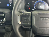 運転中、オーディオの操作をしてて、ハッとしたことはありませんか?ステアリングスイッチは、運転中でもハンドルでオーディオの操作が可能です。安全なドライブをサポートします。