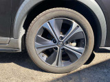 【タイヤ・ホイール】 純正17インチアルミホイール タイヤサイズ《205/55R17》になります。