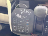 【オートエアコン】一度お好みの温度に設定すれば、車内の温度を検知し風量や温度を自動で調整。暑い&hellip;寒い&hellip;と何度もスイッチ操作をする必要はありません。快適な車内空間には必須の機能ですね♪