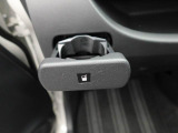 カップホルダーは運転席や助手席からちょうど手の届く位置です!!