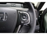 Hondaセンシングの機能のひとつ、アダプティブクルーズコントロール付!アクセルから足を離しても設定したスピードと前車との車間を保ち走行してくれます!車線維持もアシスト☆高速道路で疲労軽減ですね☆