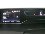 右側に大きく見やすいデジタルスピードメーター左側ディスプレイには運転支援システム等を表示