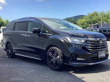狭い駐車場でも、スライドドアならチャイルドシートへのお子さまの乗降や荷物の積載もスムーズ。とても便利な【両側電動スライドドア】ドアハンドを少し引くだけでリアドアが自動開閉します。