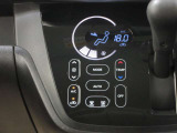 オートエアコンでお好みの温度になり、運転に集中できます。