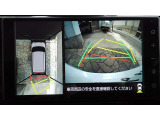 車を上から見下ろした視点で駐車をサポートするパノラマビューを搭載。運転席から確認しにくい車両周囲の状況を確認できます。