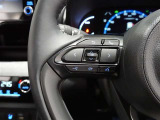 ハンドルから手を離さずにオーディオの操作ができるステアリングスイッチを装備。わき見運転の防止にもなり安全運転に貢献します。