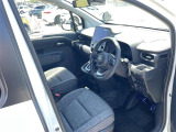 【運転席】座り心地が良いシートなので長時間の運転でも快適にお過ごしいただけます。新品のフロアマットのご注文も可能です。掲載箇所以外にご希望の写真がございましたらお気軽にお問い合わせ下さい。