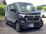 狭い駐車場でも、スライドドアならチャイルドシートへのお子さまの乗降や荷物の積載もスムーズ。とても便利な【両側電動スライドドア】ドアハンドを少し引くだけでリアドアが自動開閉します。