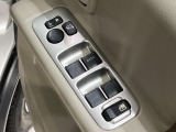 【電動格納ミラー】サイドミラーは電動格納式となっており、狭い駐車場でもキズがつくリスクを抑えられます。