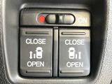 【両側パワースライドドア】スマートキーや運転席のスイッチで後席両側スライドドアの開閉が可能♪電動だから力を入れてドアを開ける必要が無く、小さなお子様でも簡単に開け閉めでき快適です♪