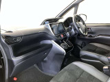 運転席周りのレイアウトをご覧ください。ナビゲーションが綺麗に装着されすっきり収まってますね!