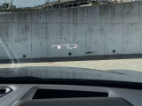 HUD: ヘッドアップディスプレイはドライバーが前方に集中できるよう、ナビや車速情報をフロントガラスに投影するシステムです。