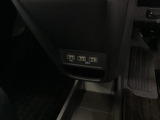 スマートフォンなどの充電に便利なUSBジャック。運転席からも助手席からも使いやすいです。