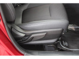 運転席シートは背の低い方でもシート高を高めてしっかりと前方視界を確保できるシートリフター付き!身長にかかわらずしっかりと良好視界を確保できます!