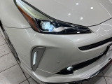 【LEDヘッドライト】悪天候や夜間走行時も良好な視界を確保し安心して運転できる高輝度LEDヘッドライトを装備!点灯速度が早く、消費電力も抑えられています。