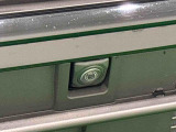 フロントカメラ 車両の前後左右に搭載した4つのカメラにより、車庫入れや狭い道でのすれ違いをしっかりサポートするパノラマモニター対応カメラが付いてます