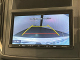 リバースギアに入れるだけで後方の表示へ切り替わります。夜間や雨の日の駐車も楽になりますよ。