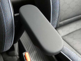 運転席と助手席の間には、アームレストが装備されています!
