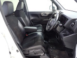 フロントシートはベンチシートで運転席と助手席の移動が楽々です。シートの高さも調整でき真ん中にはアームレストも装備されています!