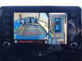 パノラミックビューモニター付きです。車両を上から見たような映像をディスプレイオーディオ画面に表示。運転席からの目視だけでは見にくい、車両周辺の状況をリアルタイムでしっかり確認できます。